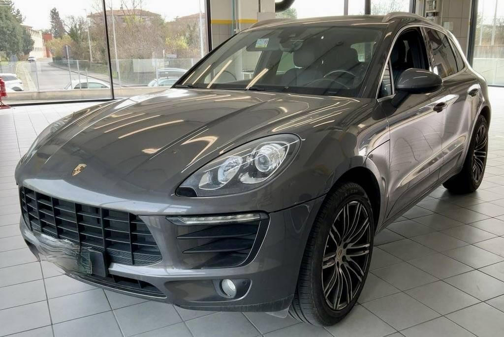 PORSCHE MACAN