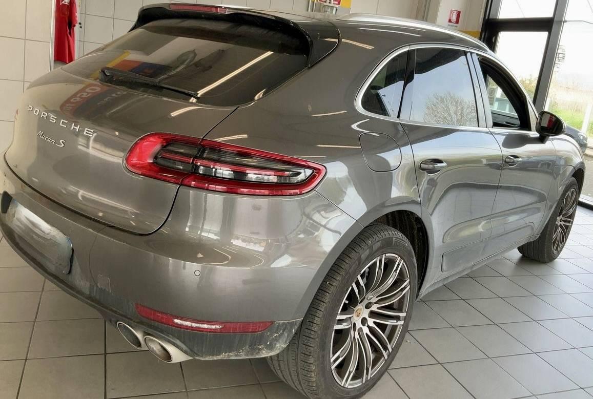 PORSCHE MACAN