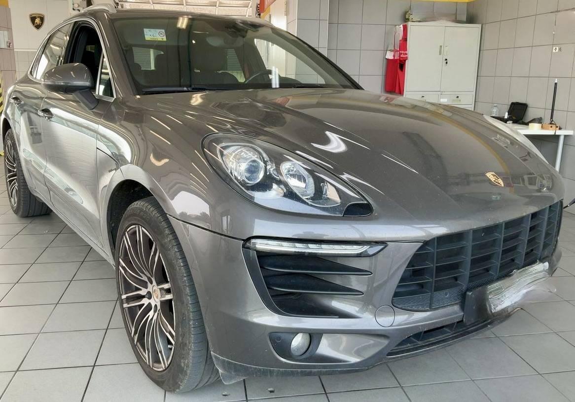 PORSCHE MACAN