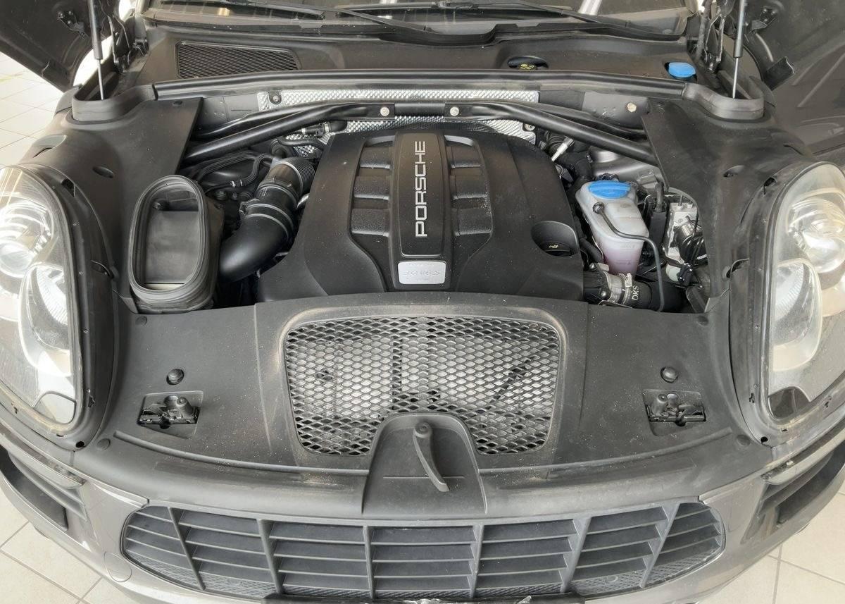 PORSCHE MACAN